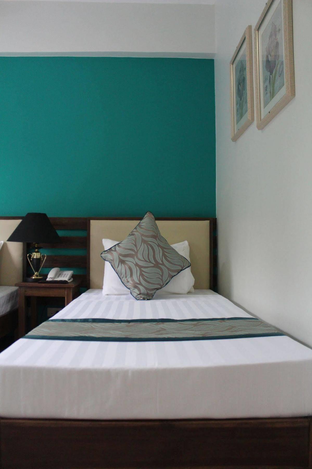 เรดดอร์ซ พลัส เนียร์ ริซัล จังค์ชั่น Hotel Puerto Princesa ภายนอก รูปภาพ